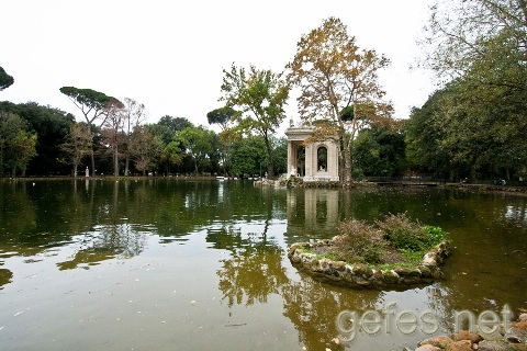Озеро Виллы Боргезе в Риме