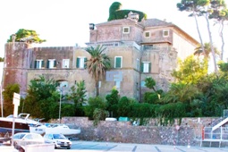 Старинный замок в порту Лацио 